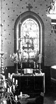 Der alte Altar mit dem Fensterbild DER GUTE HIRTE im Hintergrund - etwa um 1930